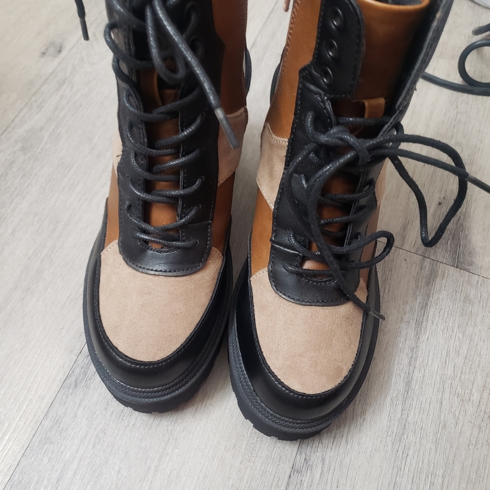 Stylish Black and Tan Women's Platform Boots - Picture 3 of 11